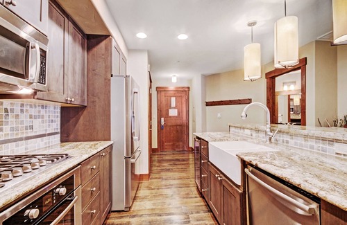 Peak 8 Condominio | Luxury At Base Of Peak 8, Steps From Winter Activities 2 Bedroom Condo by RedAwning