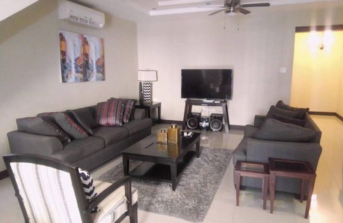 Barbican Apartamento | Luxury awaits. This three bed room unit is located in the upscale neighborhood