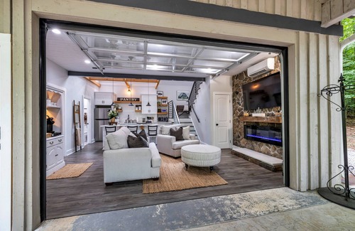 Cleveland Casa | LUXURY Barn Chalet. 2 bedrooms, firepit, BBQ, loft, trails, ponds, park