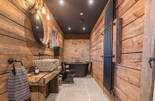 Staveley Cabaña | Luxury barn, newly renovated with river views