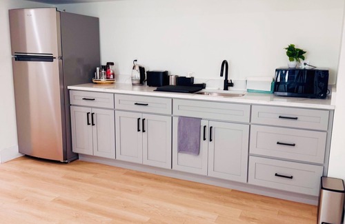 Nauck Casa | Luxury Basement: 2 QueenBeds with PrivateBath and Nonsmoking