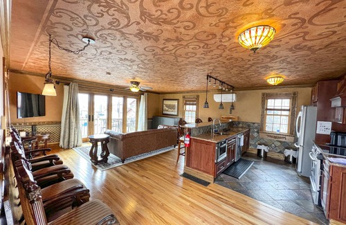 Bayfield Apartamento | Luxury Bayfield Apartment with Deck, View of Lake Superior & California King Bed