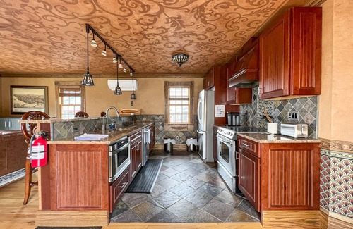 Bayfield Apartamento | Luxury Bayfield Apartment with Deck, View of Lake Superior & California King Bed