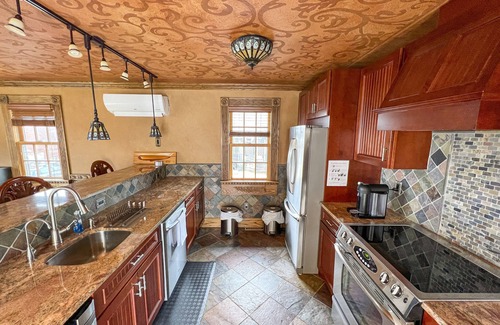 Bayfield Apartamento | Luxury Bayfield Apartment with Deck, View of Lake Superior & California King Bed