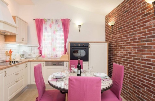 Seget Donji Apartamento | VILLA DE LUJO EN LA PLAYA CON PISCINA INFINITY NUEVA (2019) CON APARTAMENTO DE MASAJE HIDRÁULICO. ALENKA