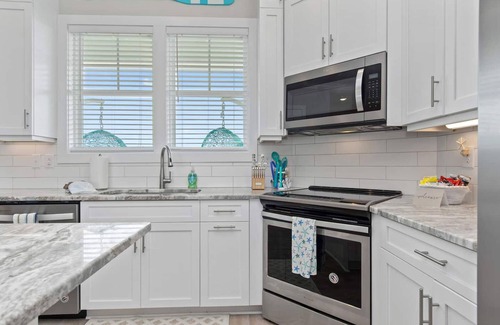 Emerald Isle Apartamento | Luxury Beach Condo 5 Min Walk to Beach Shops