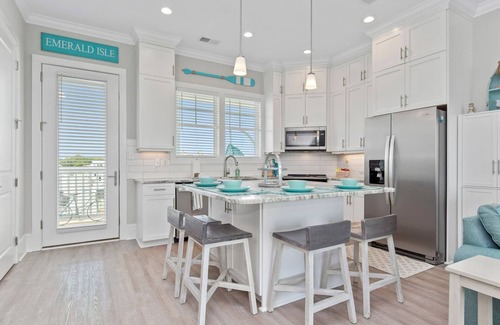 Emerald Isle Apartamento | Luxury Beach Condo 5 Min Walk to Beach Shops