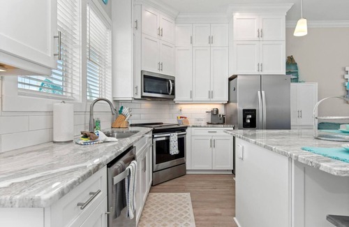 Emerald Isle Apartamento | Luxury Beach Condo 5 Min Walk to Beach Shops