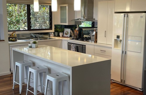 Denhams Beach Casa | Luxury beach house, 4 mins walk to Denhams Beach.