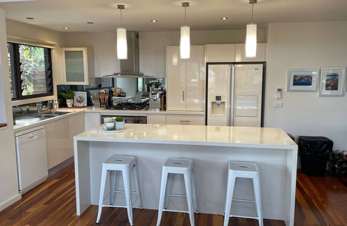 Denhams Beach Casa | Luxury beach house, 4 mins walk to Denhams Beach.