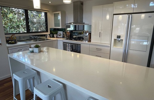 Denhams Beach Casa | Luxury beach house, 4 mins walk to Denhams Beach.