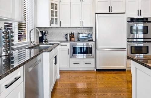Erlands Point-Kitsap Lake Casa | Luxury Beach House & Apartment, Hot Tub, Kayaks, Fire Pits, Game Room
