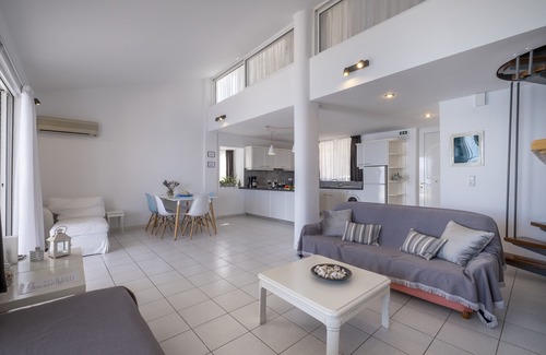 Kiveri Apartamento | Loft de lujo en la playa, vistas únicas al mar, cerca de Nafplio, Micenas, Epidauro