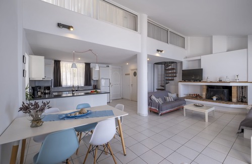 Kiveri Apartamento | Loft de lujo en la playa, vistas únicas al mar, cerca de Nafplio, Micenas, Epidauro