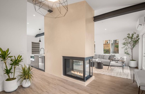 East Mesa Casa | Luxury Beach Retreat - Enclosed Lot, Spa, 3 minute walk to Beach, Modern
