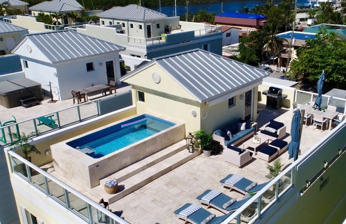 North Beach Casa | Casa de lujo en Oceanside * Piscina privada en la azotea * Media cuadra de la playa tranquila * Ascensor