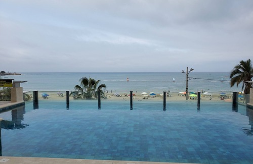 Salinas Condominio | Apartamento de Lujo Frente al Mar en Chipipe – Vistas y Servicios de Primera 🏖️