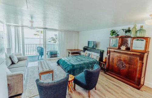 Punaluu Casa | Luxury Beachfront Condo