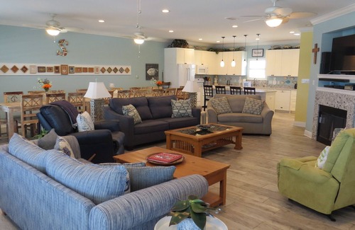 Morgantown Casa | Fechas disponibles en noviembre y diciembre; Casa de lujo frente al mar con ascensor