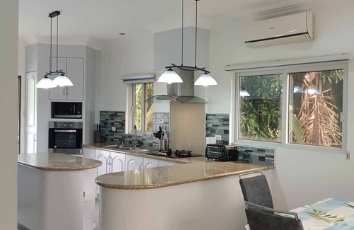 Zamboanguita Apartamento | Luxury Beachfront Condo near Apo Island