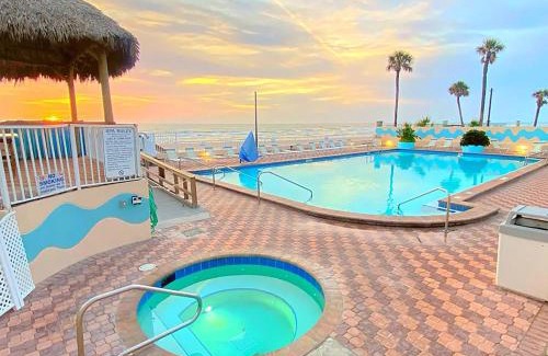 Daytona Beach Apartamento | Luxury Beachfront Studio - Private Balcony with Ocean View - Heated Pool - Hot Tub - Tiki Bar - Sauna