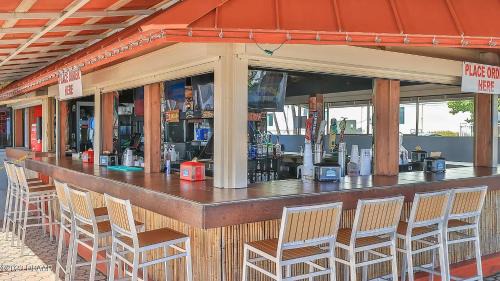 Daytona Beach Apartamento | Luxury Beachfront Studio - Private Balcony with Ocean View - Heated Pool - Hot Tub - Tiki Bar - Sauna