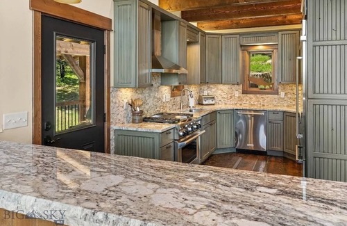 Gallatin Gateway Cabina | Luxury Big Sky Retreat: Spacious 7,500 sq ft Haven for Your Montana Adventure
