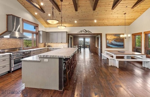 Gallatin Gateway Cabina | Luxury Big Sky Retreat: Spacious 7,500 sq ft Haven for Your Montana Adventure