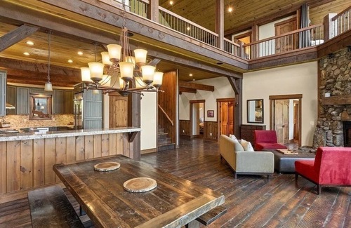 Gallatin Gateway Cabina | Luxury Big Sky Retreat: Spacious 7,500 sq ft Haven for Your Montana Adventure