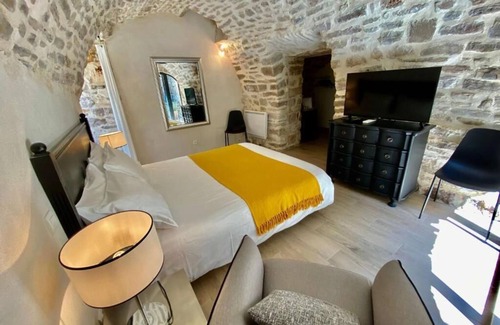 Martignargues Casa | LUXURY BIJOU SUITE with private Jacuzzi