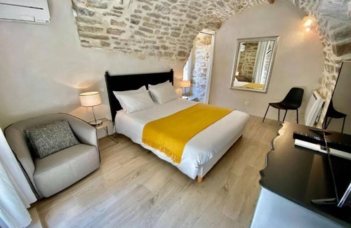 Martignargues Casa | LUXURY BIJOU SUITE with private Jacuzzi
