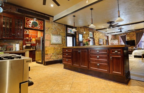 Hot Springs Casa | Private Patio & Chef Kitchen - FlatIron Suite 104