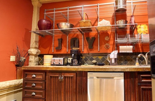 Hot Springs Casa | Private Patio & Chef Kitchen - FlatIron Suite 104