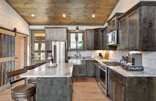 Cashes Valley Cabina | Luxury Blue Ridge Cabin - Hot Tub & Stunning Views