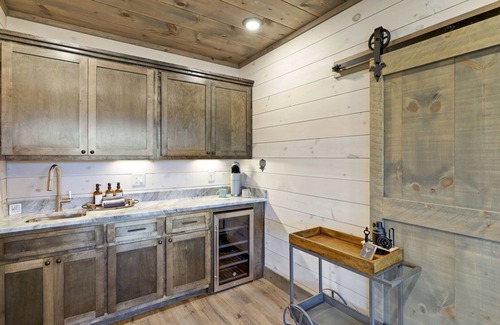 Cashes Valley Cabina | Luxury Blue Ridge Cabin - Hot Tub & Stunning Views