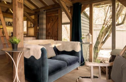 Billingshurst Casa | Luxury Boltholes cabin in the woods with hot tub