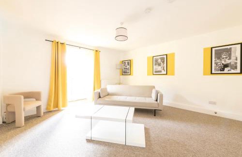 Bristol Apartamento | Luxury Breakfast at Tiffany's Theme with FREE PARKING by Prescott Apartments