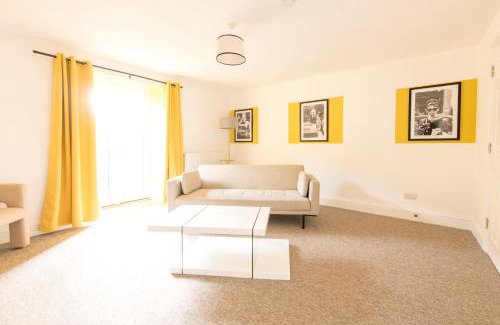 Bristol Apartamento | Luxury Breakfast at Tiffany's Theme with FREE PARKING by Prescott Apartments