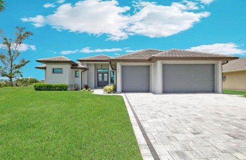 Burnt Store Villa | Luxury breathtaking Villa with direct Gulf access & Heated Pool, Villa Manatee Sight