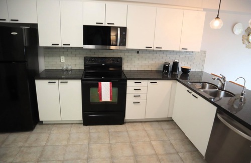 Breslau Casa | Luxury Breslau Retreat |Fenced yard |Steps to Park |Near Airport