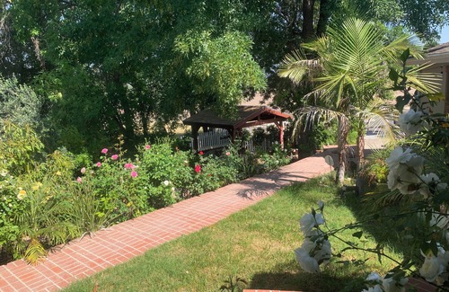 Woodland Hills Apartamento | Luxury Bright guest Studio, Full Bathroom all tiles