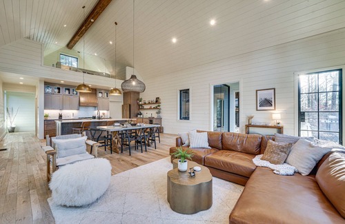 Broken Bow Cabina | Luxury Broken Bow Cabin w/ Hot Tub on 3 Acres!