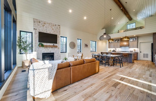 Broken Bow Cabina | Luxury Broken Bow Cabin w/ Hot Tub on 3 Acres!