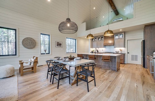 Broken Bow Cabina | Luxury Broken Bow Cabin w/ Hot Tub on 3 Acres!