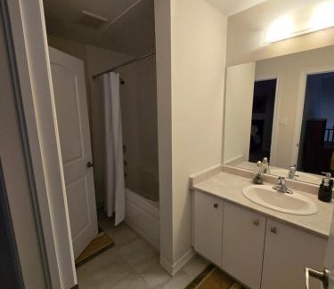 Thorold Apartamento | Luxury bungalow in Thorold near Niagara falls