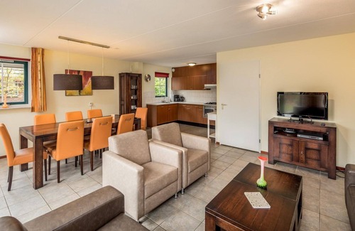 Hooghalen Casa | Luxury bungalow with open kitchen, spacious terrace, 3 bedrooms, 2 bathrooms, and optional sauna.