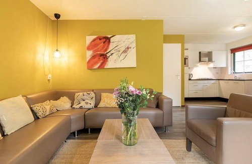 Hooghalen Casa | Luxury bungalow with open kitchen, spacious terrace, 3 bedrooms, 2 bathrooms, and optional sauna.