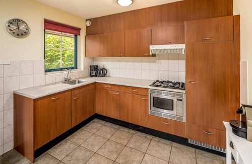 Hooghalen Casa | Luxury bungalow with open kitchen, spacious terrace, 3 bedrooms, 2 bathrooms, and optional sauna.