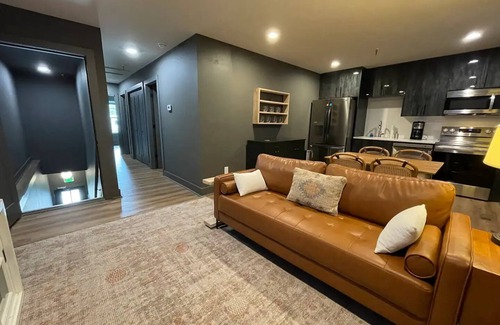 Carrollton Casa | Luxury By Downtown Train Depot