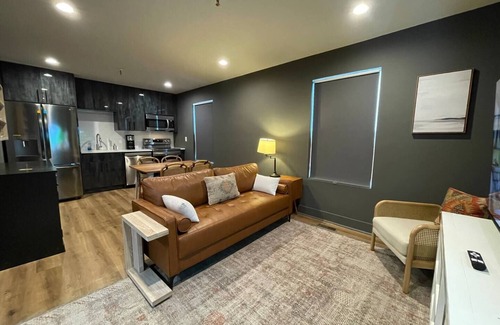 Carrollton Casa | Luxury By Downtown Train Depot